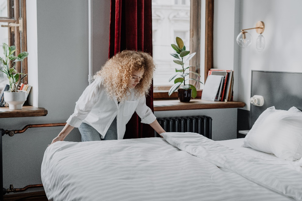 Woman arranging her bedsheet by https://images.pexels.com/photos/4153155/pexels-photo-4153155.jpeg?auto=compress&cs=tinysrgb&w=1260&h=750&dpr=1