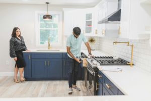 Couple in a kitchen by https://images.pexels.com/photos/8292819/pexels-photo-8292819.jpeg?auto=compress&cs=tinysrgb&w=1260&h=750&dpr=1