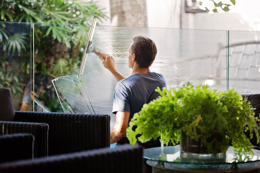 Man cleaning a window by https://www.pexels.com/photo/man-in-gray-shirt-cleaning-clear-glass-wall-near-sofa-713297/