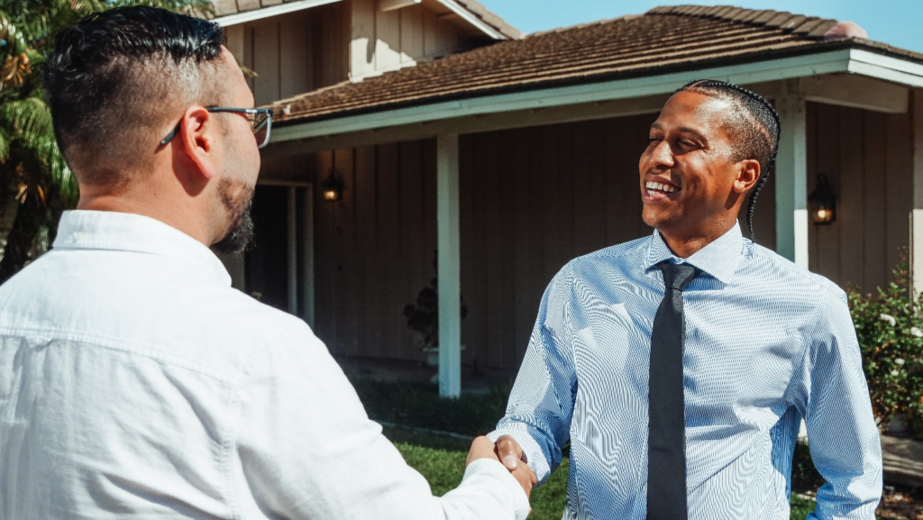 Realtor Shaking Hands With Client by https://www.pexels.com/photo/men-shaking-hands-7578899/