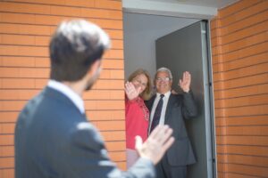 realtor waving goodbye to clients